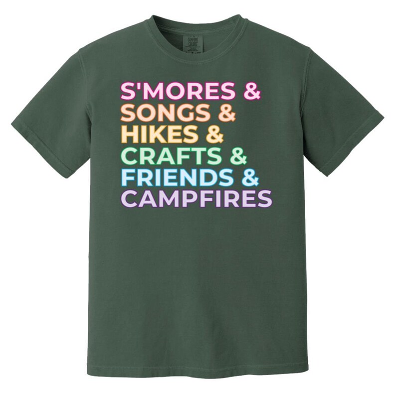 Smores, Songs, Campfires - Camiseta de colores cómodos para adultos de talla grande con lista de acampada para líderes de tropas de Girl Scouts Blue Spruce