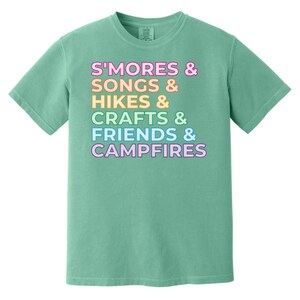 Smores, Songs, Campfires - Camiseta de colores cómodos para adultos de talla grande con lista de acampada para líderes de tropas de Girl Scouts Seafoam