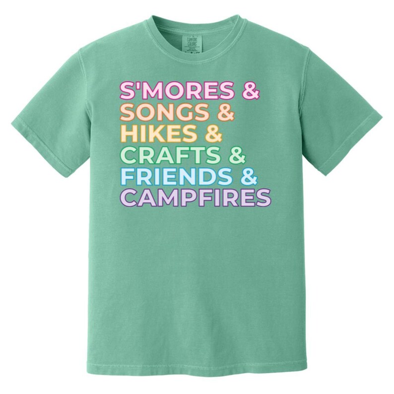 Smores, Songs, Campfires - Camiseta de colores cómodos para adultos de talla grande con lista de acampada para líderes de tropas de Girl Scouts Seafoam
