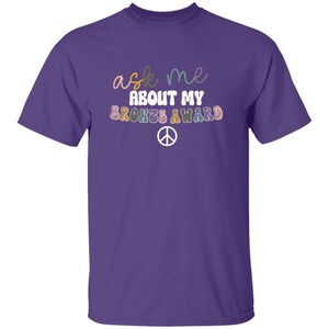 JEUNESSE Interrogez-moi sur mon cadeau de fin d'année de t-shirt de récompense de bronze Girl Scout Purple