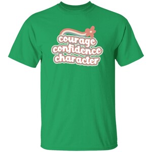 Camiseta arcoíris retro con el personaje "JÓVENES, Coraje y Confianza" en tallas infantiles para Girl Scouts Irish Green