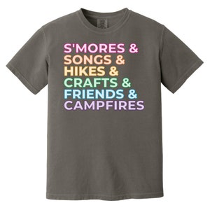 Smores, Songs, Campfires - Camiseta de colores cómodos para adultos de talla grande con lista de acampada para líderes de tropas de Girl Scouts Pepper