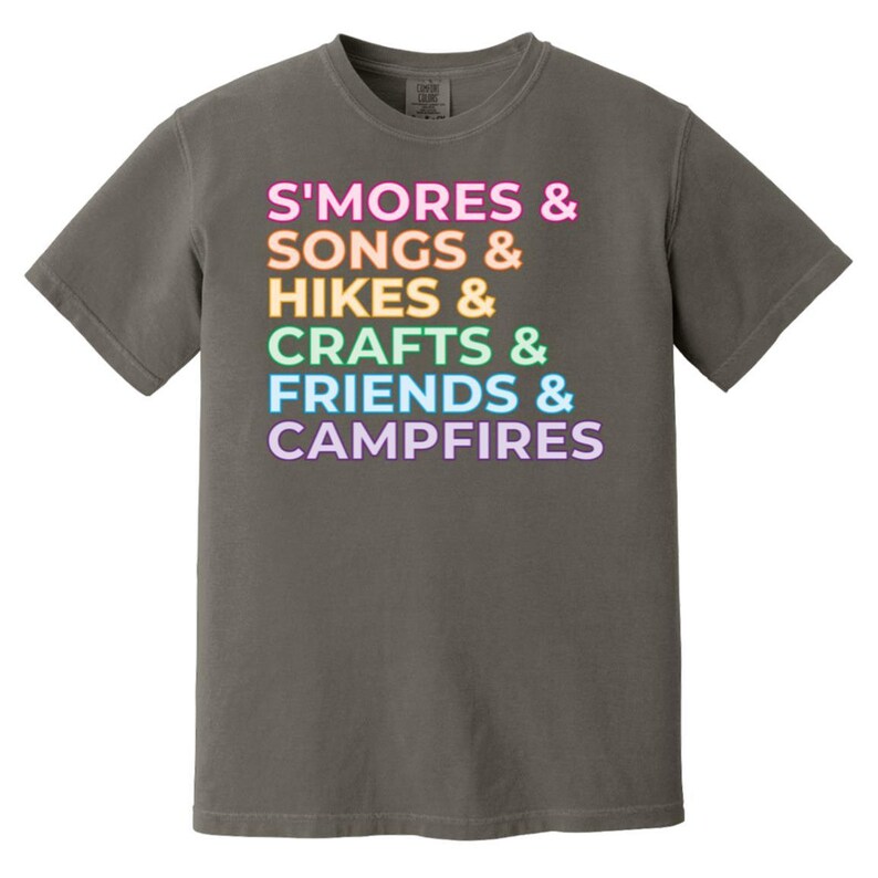 Smores, Songs, Campfires - Camiseta de colores cómodos para adultos de talla grande con lista de acampada para líderes de tropas de Girl Scouts Pepper
