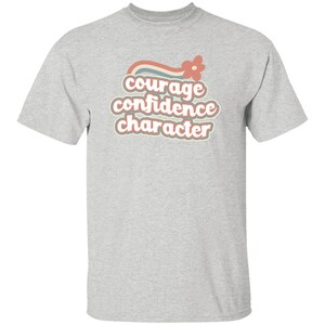 Camiseta arcoíris retro con el personaje "JÓVENES, Coraje y Confianza" en tallas infantiles para Girl Scouts Ash