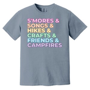 Smores, Songs, Campfires - Camiseta de colores cómodos para adultos de talla grande con lista de acampada para líderes de tropas de Girl Scouts Blue Jean