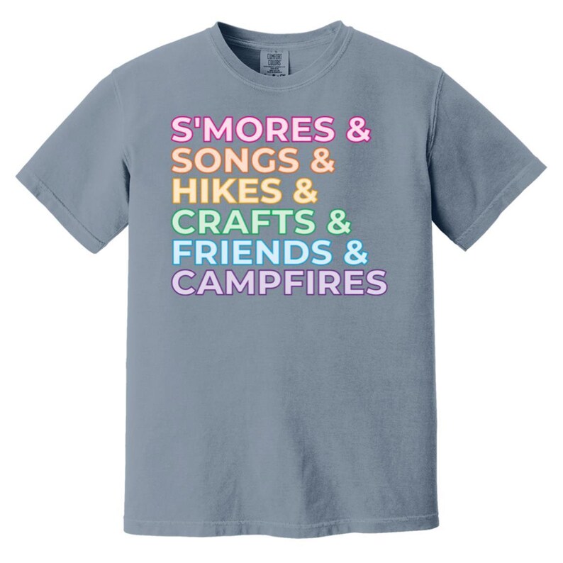 Smores, Songs, Campfires - Camiseta de colores cómodos para adultos de talla grande con lista de acampada para líderes de tropas de Girl Scouts Blue Jean