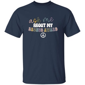 JEUNESSE Interrogez-moi sur mon cadeau de fin d'année de t-shirt de récompense de bronze Girl Scout Navy