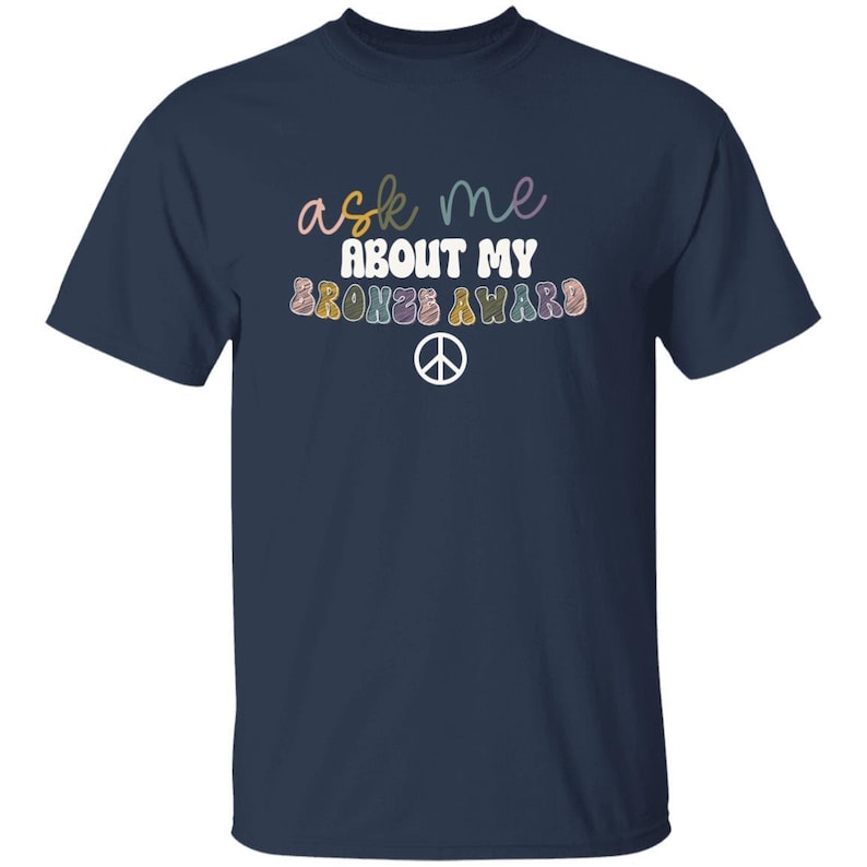 JEUNESSE Interrogez-moi sur mon cadeau de fin d'année de t-shirt de récompense de bronze Girl Scout Navy