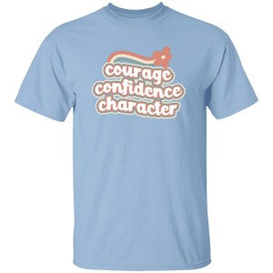 Camiseta arcoíris retro con el personaje "JÓVENES, Coraje y Confianza" en tallas infantiles para Girl Scouts Light Blue