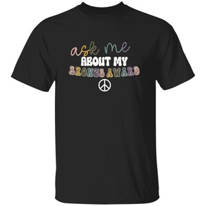 JEUNESSE Interrogez-moi sur mon cadeau de fin d'année de t-shirt de récompense de bronze Girl Scout Black