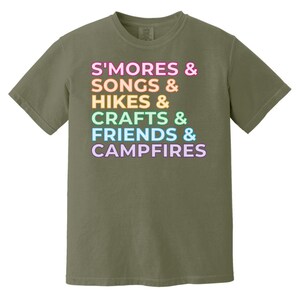 Smores, Songs, Campfires - Camiseta de colores cómodos para adultos de talla grande con lista de acampada para líderes de tropas de Girl Scouts Moss