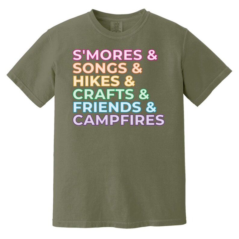 Smores, Songs, Campfires - Camiseta de colores cómodos para adultos de talla grande con lista de acampada para líderes de tropas de Girl Scouts Moss