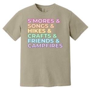 Smores, Songs, Campfires - Camiseta de colores cómodos para adultos de talla grande con lista de acampada para líderes de tropas de Girl Scouts Sandstone