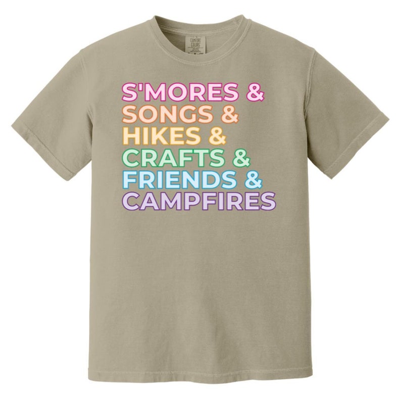 Smores, Songs, Campfires - Camiseta de colores cómodos para adultos de talla grande con lista de acampada para líderes de tropas de Girl Scouts Sandstone