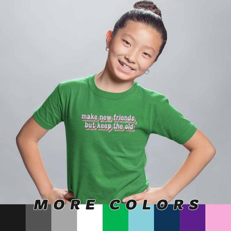 K&ouml;nnte beinhalten: Ein gr&uuml;nes T-Shirt mit dem Text "make new friends, but keep the old!" in einer Retro-Schrift.