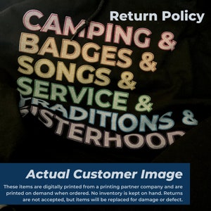 以下が含まれることがあります： 「Camping & Badges & Songs & Service & Traditions & Sisterhood」という虹色のプリントが施された黒いフード付きスウェットシャツ。画像の上部には「Return Policy」というテキストが、下部には「Actual Customer Image」というテキストが書かれています。画像の下のテキストには、「これらのアイテムは、印刷パートナー企業からデジタル印刷されており、注文時にオンデマンドで印刷されます。在庫は保管されていません。返品は受け付けておりませんが、破損または欠陥がある場合は交換いたします。」と記載されています。