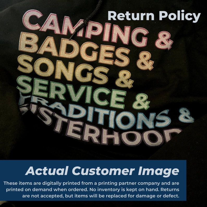 以下が含まれることがあります： 「Camping & Badges & Songs & Service & Traditions & Sisterhood」という虹色のプリントが施された黒いフード付きスウェットシャツ。画像の上部には「Return Policy」というテキストが、下部には「Actual Customer Image」というテキストが書かれています。画像の下のテキストには、「これらのアイテムは、印刷パートナー企業からデジタル印刷されており、注文時にオンデマンドで印刷されます。在庫は保管されていません。返品は受け付けておりませんが、破損または欠陥がある場合は交換いたします。」と記載されています。