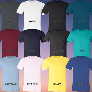 K&ouml;nnte beinhalten: Eine Collage aus 12 T-Shirts in verschiedenen Farben, darunter Asphalt, Wei&szlig;, Schwarz, Dunkelblau, Kardinalrot, Marineblau, Dunkelgrau meliert, T&uuml;rkis, Hellblau, Rosa, Gelb und Royalblau meliert.