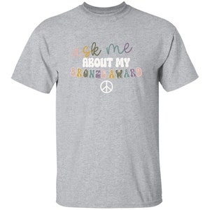 JEUNESSE Interrogez-moi sur mon cadeau de fin d'année de t-shirt de récompense de bronze Girl Scout Sport Grey