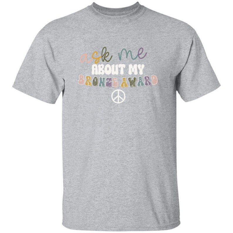 JEUNESSE Interrogez-moi sur mon cadeau de fin d'année de t-shirt de récompense de bronze Girl Scout Sport Grey