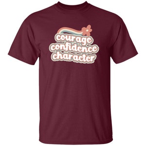 Camiseta arcoíris retro con el personaje "JÓVENES, Coraje y Confianza" en tallas infantiles para Girl Scouts Maroon