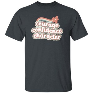 Camiseta arcoíris retro con el personaje "JÓVENES, Coraje y Confianza" en tallas infantiles para Girl Scouts Dark Heather