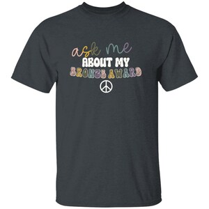 JEUNESSE Interrogez-moi sur mon cadeau de fin d'année de t-shirt de récompense de bronze Girl Scout Dark Heather