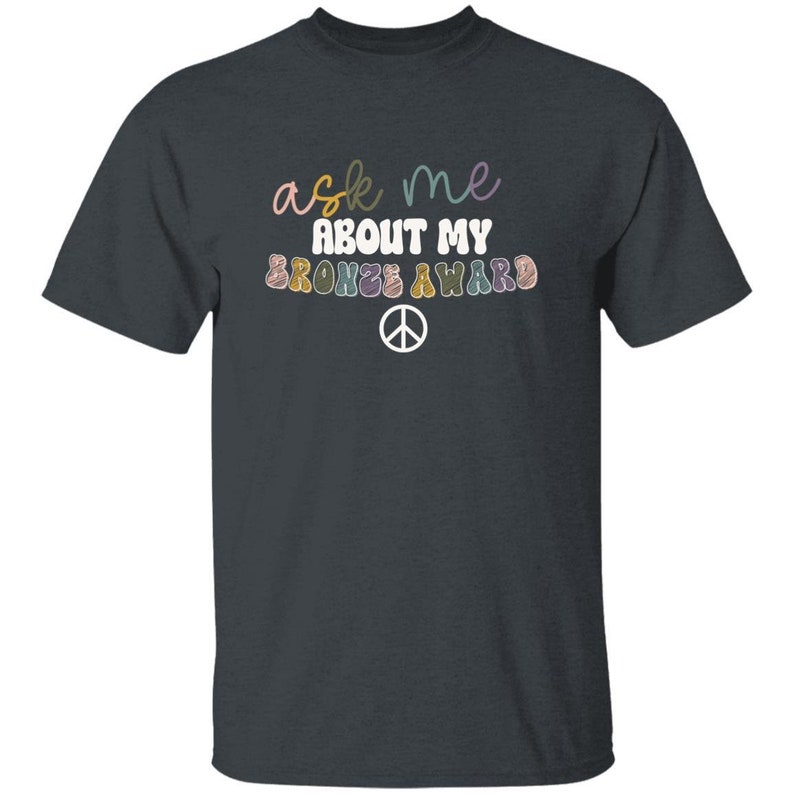 JEUNESSE Interrogez-moi sur mon cadeau de fin d'année de t-shirt de récompense de bronze Girl Scout Dark Heather