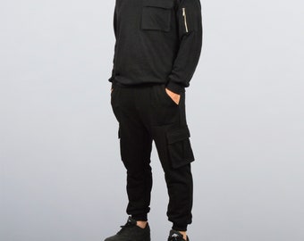 Men&#39;s tracksuit with cargo pockets.