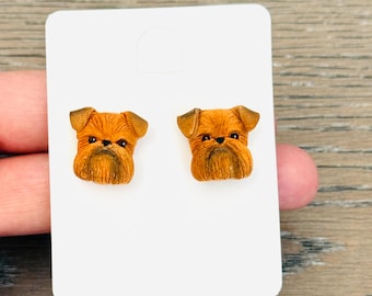 Pendientes de botón hechos a mano con forma de perro grifón de Bruselas: Arte en arcilla polimérica