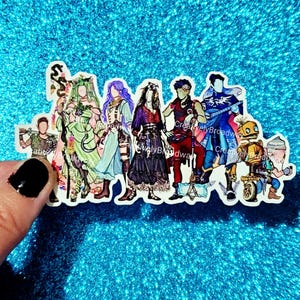 Puede incluir: Una pegatina con un grupo de ocho personajes de dibujos animados. Los personajes están vestidos con diferentes atuendos coloridos y están en fila. La pegatina está sobre un fondo de purpurina azul.