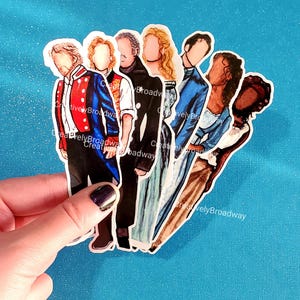 Puede incluir: Conjunto de seis pegatinas ilustradas con personajes del musical Hamilton. Las pegatinas están impresas en papel blanco y presentan una variedad de colores, incluyendo rojo, azul, verde y marrón. Las pegatinas son de diferentes tamaños y formas, y todas están recortadas a la forma de los personajes. Las pegatinas son perfectas para añadir un toque de personalidad a portátiles, botellas de agua, cuadernos y mucho más.