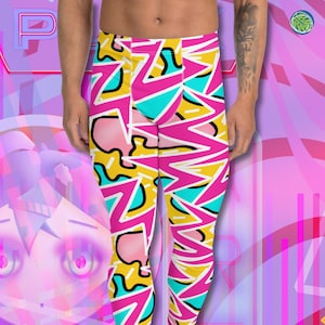 Könnte beinhalten: Rosa, gelbe und blaue Leggings mit geometrischem Muster. Die Leggings werden von einer Person mit einem Tattoo am Arm getragen. Das Wort "ZANY!" ist in rosa Buchstaben unten rechts im Bild geschrieben.