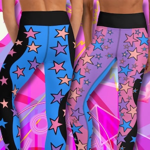 Könnte beinhalten: Zwei Leggings mit einem farbenfrohen Sternenmuster. Ein Paar ist blau mit rosa Sternen, das andere ist lila mit rosa und blauen Sternen. Die Leggings befinden sich auf einem rosa und gelben Hintergrund.