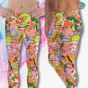 Può includere: Leggings colorati con un motivo psichedelico che presenta funghi, farfalle, fiori e soli sorridenti. I leggings sono un mix vibrante di arancione, rosa, giallo, verde e blu.