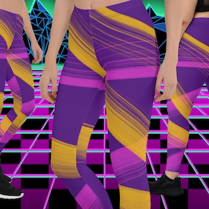 Könnte beinhalten: Lilafarbene Leggings mit einem geometrischen Muster aus gelben und rosa Linien. Die Leggings werden auf einem Modell vor einem karierten Hintergrund gezeigt.