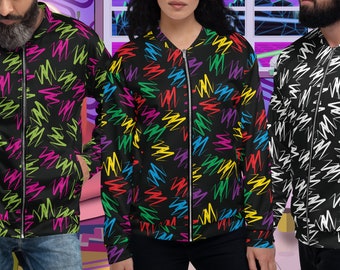 Puede incluir: Tres chaquetas bomber negras con diferentes patrones coloridos. Las chaquetas tienen cierre de cremallera y cuello, puños y cintura de canalé.