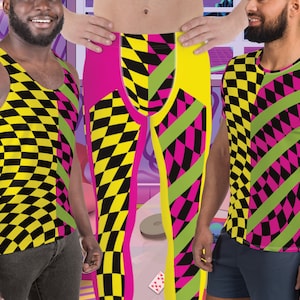 Puede incluir: Tres personas vistiendo ropa con un patrón a cuadros en negro, amarillo, rosa y verde. El patrón es un diseño a cuadros con líneas diagonales.
