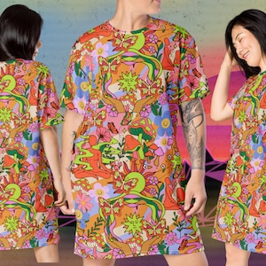 Può includere: Un abito t-shirt colorato con un motivo psichedelico con farfalle, fiori, funghi e soli. L'abito ha maniche corte e una vestibilità rilassata.