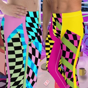 Könnte beinhalten: Zwei Paar bunte Leggings mit einem karierten Muster. Ein Paar ist rosa, grün, blau und schwarz. Das andere Paar ist gelb, rosa, grün und schwarz.