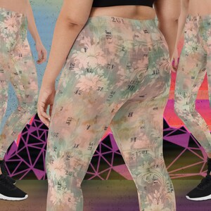 Può includere: Leggings con un motivo floreale e numerico vintage nei toni tenui del verde, pesca e beige. I leggings presentano una vita alta e una vestibilità aderente, adatti per l'abbigliamento sportivo o casual. Il design include numeri e motivi floreali sbiaditi.