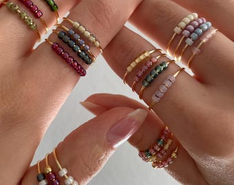 Anello anti-ansia discreto e personalizzabile, fatto a mano con varie perline di vetro colorate. Misura regolabile.