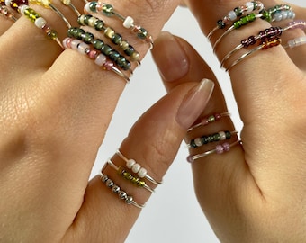 Anello anti-ansia fatto a mano, sottile e personalizzabile, con varie perle di vetro colorate in argento. Misura regolabile.