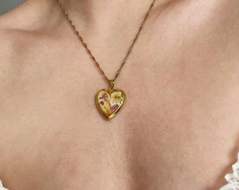 Very fine gold chain made of stainless steel with a heart-shaped locket featuring real flowers in a vintage style