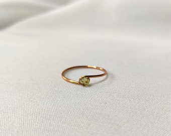 Einfacher goldener Ring mit kleinem Peridot Stein