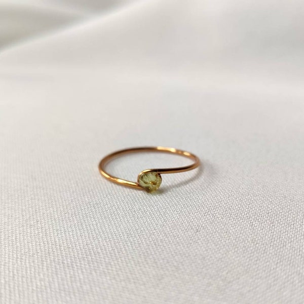 Einfacher goldener Ring mit kleinem Peridot Stein