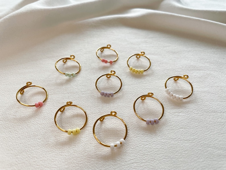 Einfache Goldene Anxiety-Ringe mit bunten Pastell Farbenen Glasperlen Bild 8