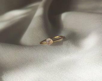 Einfacher Ring mit Rosenquarz Stein