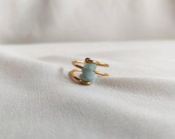 Einfacher dreireihiger goldener Ring mit Aquamarin Steinen