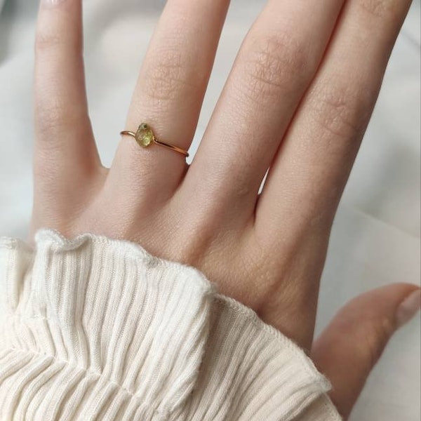 Einfacher goldener Ring mit kleinem Grünen Peridot Stein